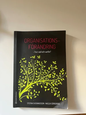 Organisationsförändring kursbok - Kurslitteratur med svart omslag och grönt trädmotiv, skriven av Stefan Sveningsson och Nadja Sörgärde. Boken behandlar organisationsförändring och riktar sig till studenter inom ekonomi och ledarskap. 