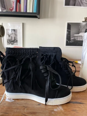 Svarta stövletter med fransar  - Snygg frans stövlar 