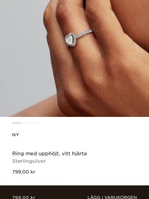 Pandora ring  - Säljer denna pandora promise ring då den är för liten för mig. Strl 48(15,3mm) Nypris 800kr kan tänka mig gå ner i pris till max 350