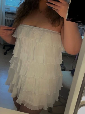 Vit kort klänning Volanger - Strl M, men jag är vanligtvis en L .Helt ny med lappen kvar. Hade denna som alternativ på studenten förra året, men valde en annan klänning och därför säljer jag denna nu💐Den har smala spagettiband, men man kan även ha utan om man vill. Kostar ca 200kr om man köper den ny på shein😊 Perfekt till studenten, skolavslutning eller midsommar.