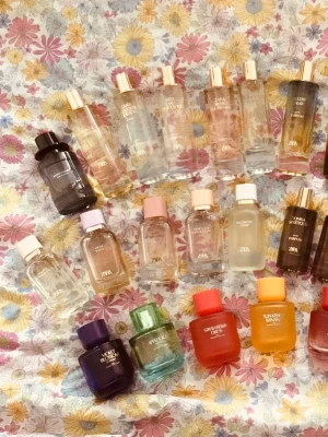 Zarasplit ✨️ - Just nu finns möjlighet till fri frakt 💜Splittar mina parfymer från  Zara i glasdekanter med spray ✨️Säljer ej hela flaskan ✨️2/3/5 ml✨️20/25/38 kr✨️Se listor bland bilderna vilka som finns ✨️Skriv vilka du önskar så lägger jag ut som ett nytt paket 