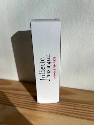 Juliette Has A Gun - Miami Shake - Med denna gourmanddoft av vilda jordgubbar som vilar på en bädd av fylliga, krämiga toner och lockande vanilj är Miami Shake den ultimata doften att unna sig. Lekfull, extravagant och nyckfull – denna doft fångar Miamis anda, där "för mycket" är en konst och livet ska avnjutas i fulla drag. En känsla av livsglädje, lika beroendeframkallande som socker.