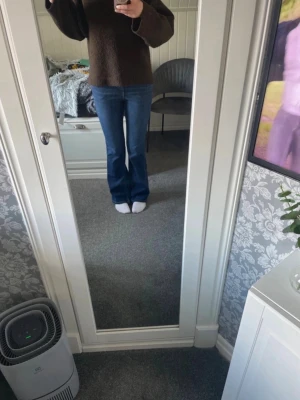 Blåa jeans - Säljer blåa jeans från Kappahl. Är använda en gång så de har inga fläckar eller skador.