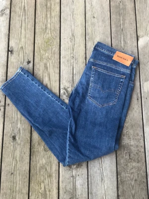 Diesel D-Yennox - Säljer ett par riktigt snygga Diesel D-yennox. Storleken på jeansen är W30, L32. Passar XS/S/M. Perfekta till vardagslooken och passar till det mesta. Säljs för 199kr pga att jag inte får användning av dem och nypris är 1300-1800kr!☺️