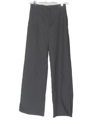 Randiga kostymbyxor - Randiga kostymbyxor ifrån Hm i st 152/XXS! Har ej någon bild på då de är mycket för små för mig. De har även slits ner till