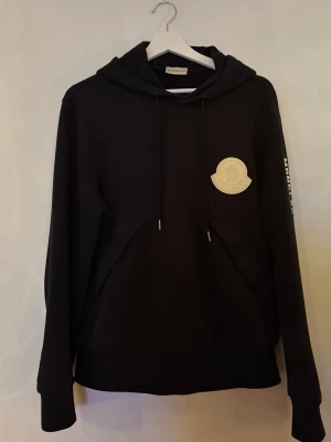 Moncler hoodie - Säljer denna sjukt feta moncler hoodien då den inte kommer till användning längre! Väldigt bra skick, inga hål eller andra flaws.         Bara hör av dig om du har några frågor!