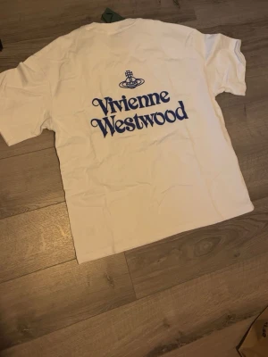 Vivvienne Westwood - Tshirt från Vivvienne Westwood med snyggt tryck både fram och bak, passar till varje outfit speciellt nu till sommaren! Kom med frågor och prisförslag🍾(kommer i original förpackning)