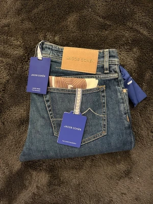 Jacob cohën jeans  - Nya Jacob cohën jeans i storlek 34, scarf och tags medföljer vid köp. Nypris 5500kr mitt pris endast 1499kr. Hör av er vid frågor. Mvh Trend closet😊🙌