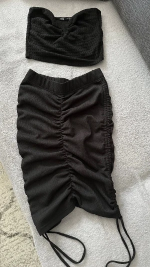 Kjol & topp - Kjolen är köpt på gina tricot i storlek XS & toppen är köpt på sinsay i storlek XS. 💓💓 använts ett fåtal gånger men inga fel på dem. 🌸