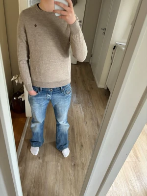 Morris tröja  - Skick: 8/10 | Storlek: L men sitter mer som XS | Pris: 499 | Finns inga defekter | Modellen på bilden är 170, 60kg | Hör av er vid frågor! 🙌  Bra att veta:  - Jag gör ej returer!