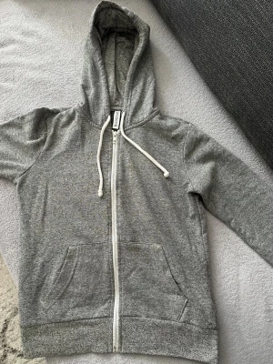 Grå kofta - Kofta köpt på H&M i storlek XS. 💓 aldrig kommit till någon användning. 🌸