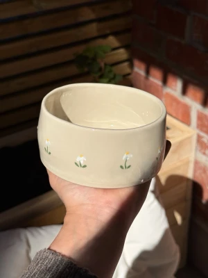 Skål i keramik  - Handmade – fruitnclay Skål i keramik prästkrage – handgjord  Handgjord skål i keramik. Perfekt för frukost, snacks eller som en fin detalj i köket.  Varje skål är tillverkad för hand, vilket innebär att små variationer och naturliga ojämnheter kan förekomma – det är en del av hantverket och gör varje exemplar helt unikt.  Rekommenderas att handdiskas. Men tål diskmaskin och micro.  Handmade – fruitnclay