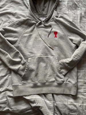 Ami paris hoodie  - Jag säljer en ami Paris hoodie i mycket bra skick. Har använt den ett få tal gånger för att den inte satt så bra på mig. Priset går att diskutera. Sitter som S men hade också kunnat passa  er som har M beroende på hur man vill att den ska sitta. Priset går att diskutera 😁