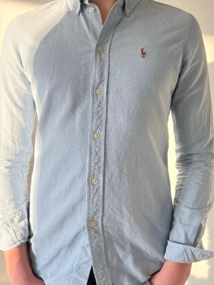 Polo Ralph lauren skjorta blå  - Hej! Säljer nu denna snygga skjorta storlek xs. Ny pris 1595kr. Perfekt till sommaren.