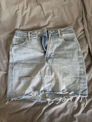 Ljusa denimkjol med rå kant - Säljer denna superfina jeanskjolen från H&M som passar perfekt till sommaren. Jag säljer den då den blivit för liten. Hör av dig vid frågor! 💗