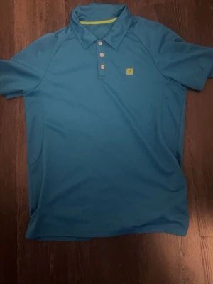 2 Golf pikétröjor - 2 golf Pikétröjor. Abacus storlek M (den blåa) Active sports ( den vita) storlek s, paketpris 250kr annars 150kr styck