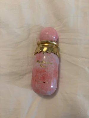 Marshmallow Blush - Doftar som Kayali Boujee Marshmallow, luktar identiskt (har haft båda). Söt jordgubbsmilkshake och marshmallows. Tyvärr kan man inte se hur mycket som är kvar, men har använt den kanske 3-4 gånger, så nästan hela. 100ml