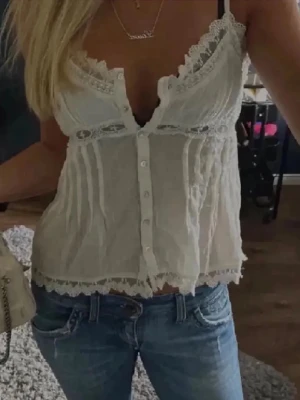 Topp  - As snygg topp! Den andra knappen är av men det är inte ngt man tänker jätte mkt på! ❤️pris kan diskuteras 