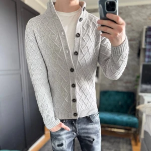 Merinoull cardigan - Mycket bra skick, inga defekter! Passar dig som är mellan 170-180cm ungefär. Modellen är 185 cm, 75kg. Passar bra nu till våren! Skriv för mer information!🤝
