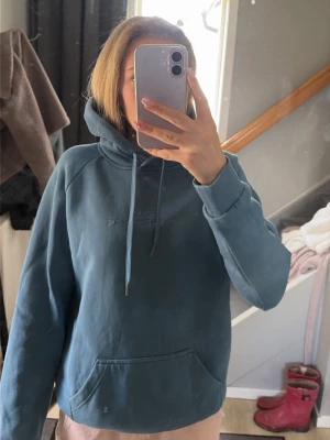 Blå hoodie från peak performance  - Säljer en blå hoodie från peak performance med broderad logga på bröstet. Små i storlek.