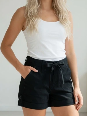 NYA och oanvända svarta korta shorts från Åhléns barnavdelning, Strlk 152 Cl / XXS. Flera fickor.  - NYA och oanvända svarta korta shorts från Åhléns barnavdelning, Strlk 152 Cl / XXS. Flera fickor. Stängs med dragkedja och knapp. Material: Lite kraftigare bomullstyg. Felfria.  Tags sitter kvar sedan inköpet. Nypris vid inköpet var 149 kr.