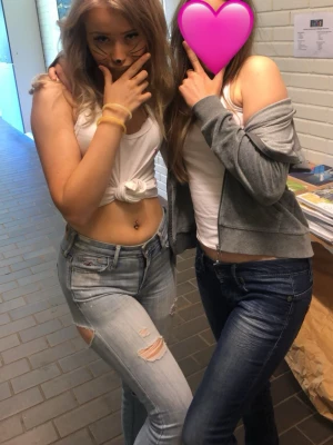 Hollister - Snygga ljusblå hollister  jeans med slitningar och hål på knäna. Modellen är tight och har klassisk femficksdesign med dragkedja och knapp. Perfekta för ett spex eller en cool look. Tillverkade av hollister kan mötas upp i Helsingborg o Malmö annars tillkommer frakt🩷