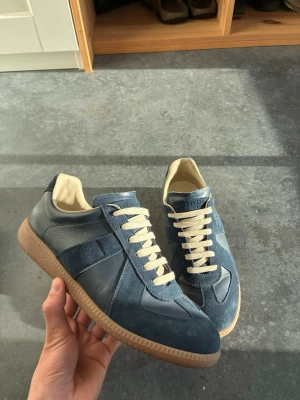 Maison margiela gats navyblue - Säljer Maison margiela gats navyblue,storlek 43, riktiga sköna skor enligt mig och passar till nästan allt ! Dem är äkta och jag har boxen och skydddn till skorna kvar.                                                                    Skriv gärna vid fundering !🔥🔥🔥 mvh SWEBESTFIND