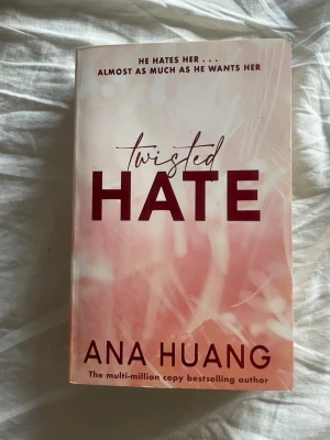 Twisted Hate av Ana Huang - Tredje boken i Twisted serien av ana huang. Boken är på engelska och i väldigt god skick. 