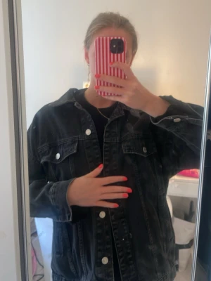 Jeansjacka  - Mörkgrå jeansjacka från Mango i storlek S som inte har kommit till så stor användning tyvärr! Men därav väldigt bra skick