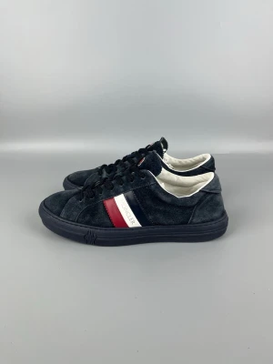 Moncler Monaco Skor - • The shoes have been gently used and are in good condition  • Size: 41  • Color: Navy  • Retail price: 4000-5000 SEK  • No accessories