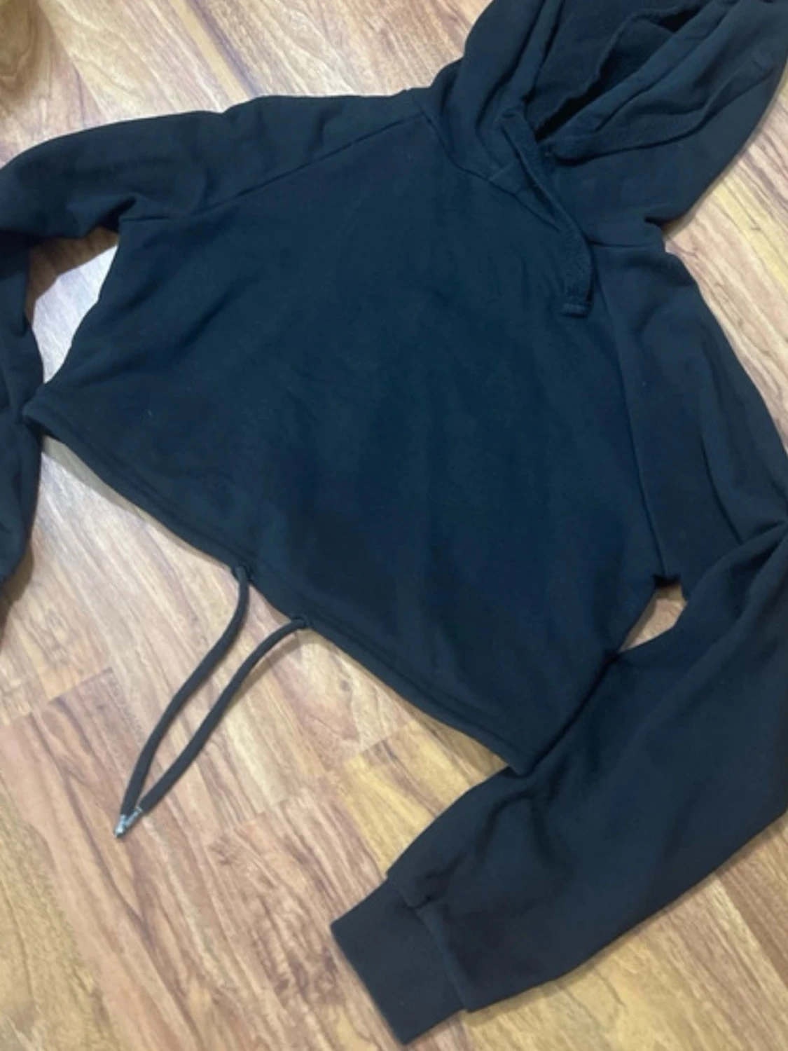 Svart cropped hoodie med dragsko - 1
