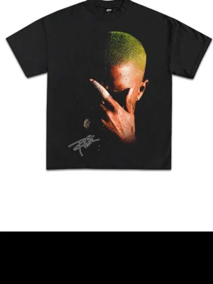 Svart t-shirt med tryck från ICY - Cool svart t-shirt från ICY med stort grafiskt tryck framtill och vit signaturdetalj. Klassisk passform och rund halsringning, perfekt för en streetwear-look.