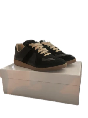  Maison Margiela - Hej! Säljer nu mina feta Maison Margiela, då skorna inte kommer till någon större användning! Skorna är använda 2-3 ggr däremellan i väldigt fint skick! Skriv gärna ifall du har några frågor. Priset är ej hugget i sten! 🤩