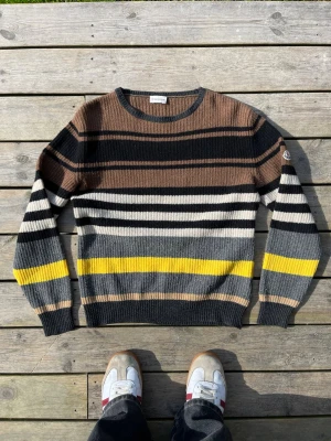 Moncler Stickad - Riktigt fet stickad Moncler. Storlek M. Väldigt fint skick