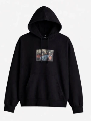 Svart hoodie med tryck fram - Snygg hoodie med ett tryck på framsidan skriv ifall ni undrar något 