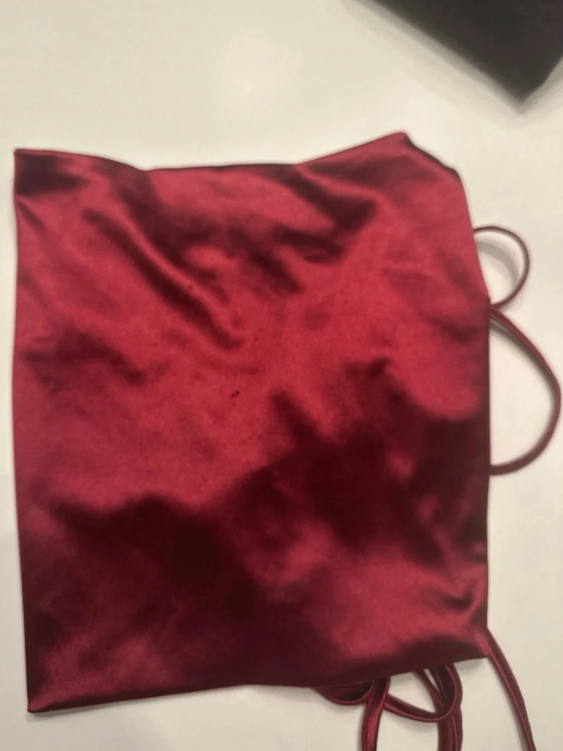 Vinröd satin bandeau topp med snörning