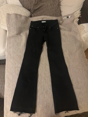Svarta bootcut jeans  - Svarta bootcut jeans!! Säljer pga att jag köpte ett par andra svarta som jag gillade bättre!! Skit snygga fickor bak. Från Gintricot i storlek 34, skriv om fler bilder eller mått 💐💐🥰🥰