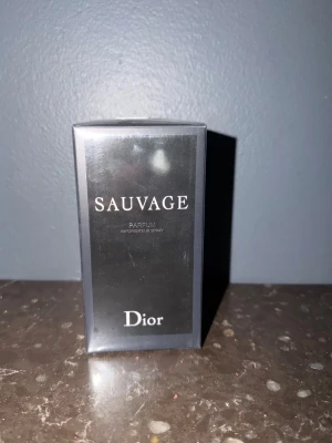 Dior Sauvage Parfum - Dior Sauvage Parfum är en lyxig herrdoft. Den är helt ny, 