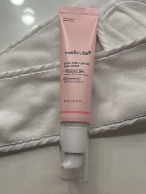 Medicube PDRN Pink Peptide Eye Cream - Ögonkräm från Medicube i en ljusrosa tub med pump. Innehåller PDRN och niacinamid 5% för fastare och piggare hud under ögonen. Tuben rymmer 30 ml och har en smidig pumpapplikator för enkel användning. Använd 3 gånger och tyckte ej om den då min hud var för känslig. 