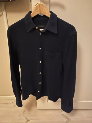 Overshirt från J.Lindeberg - Stilren mörkblå overshirt från J.Lindeberg i mycket fint skick!