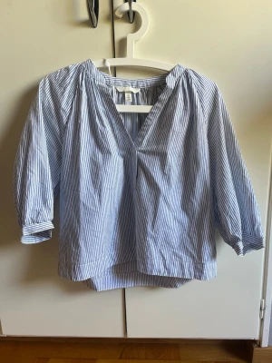 Trendig blus från H&M - Jätte fin blus ifrån hm, bara använd en gång💕säljer pågrund av att den är för liten