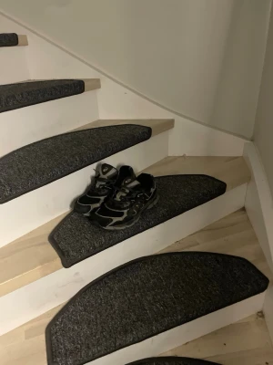 Asics Gel NYC - Snygga sneakers från Asics i svart och grått med vita detaljer. Skorna har en sportig design med mesh och syntetmaterial, samt Asics på plösen. Perfekta för en aktiv livsstil och streetwear.