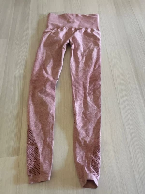 Divina tights  - Fina tights från Divina! Mindre hål i ”nätet” på baksidan (se bild) men i övrigt sparsamt använda och jättefint skick! 