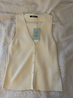 Krämvit ribbad väst - Snygg krämvit väst från Gina Tricot, helt ny!! Köpt för 299