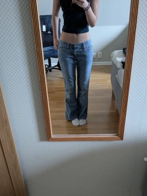 Blå bootcut jeans med låg midja - Säljer ett par Ultra lågmidjade jeans då de ej kommer till användning. Pris kan diskuteras och jag är runt 163 cm🌸