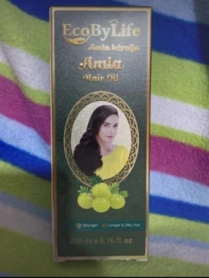 EcoByLife Amla Hair Oil 200ml - Amla Hair Oil från EcoByLife i en grön och guldig förpackning. Oljan är berikad med amla-extrakt och passar för att stärka och ge glans till håret. Flaskan innehåller 200 ml och är perfekt för dig som vill ha längre och silkeslent hår.