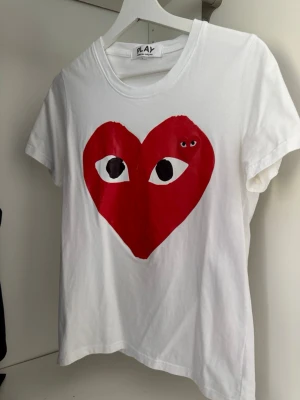 Comme des Garçons Play t-shirt - Säljer en cdg tisha med klassisk logga. Riktigt fet tröja i topp skick. Använd få gånger. Säljer eftersom den tyvärr är för liten för mig. Stl xs men passar också S. Pris kan diskuteras