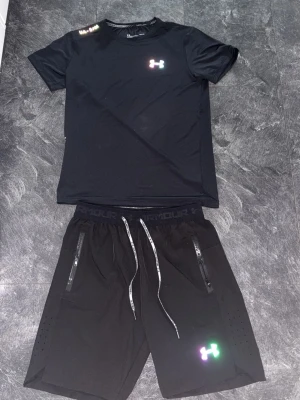 Under Armour Tracksuit - En snygg set från under armour med reflektiva märken på loggan, Storlek M men passar Xs-S, Helt ny Först till Kvarn 💯