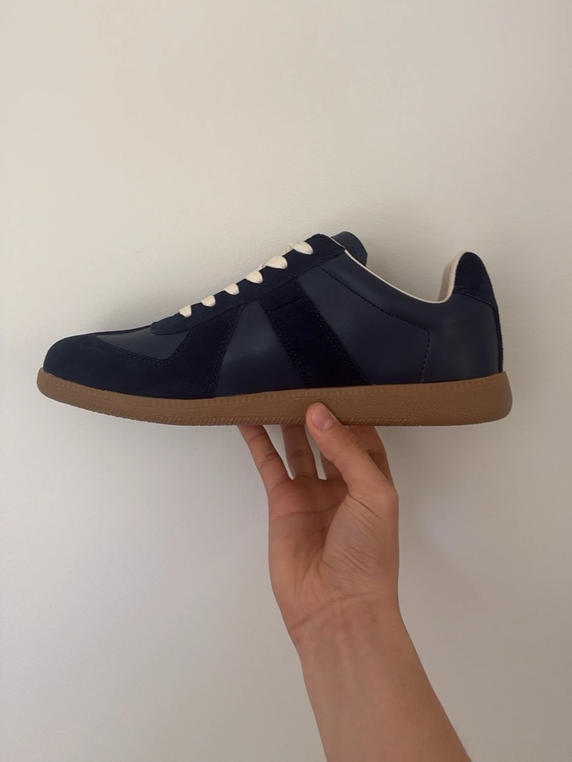 Mörkblå sneakers från Maison Margiela - 2