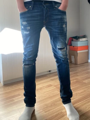 Jack and Jones jeans  med slitningar - Säljer mina jeans pga av att dem är för små och dem är knappt använda har andvändt max 3 gånger storlek 28/32